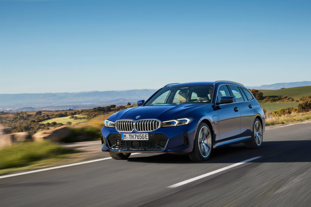 P90462516_highRes_the-new-bmw-330e-tou