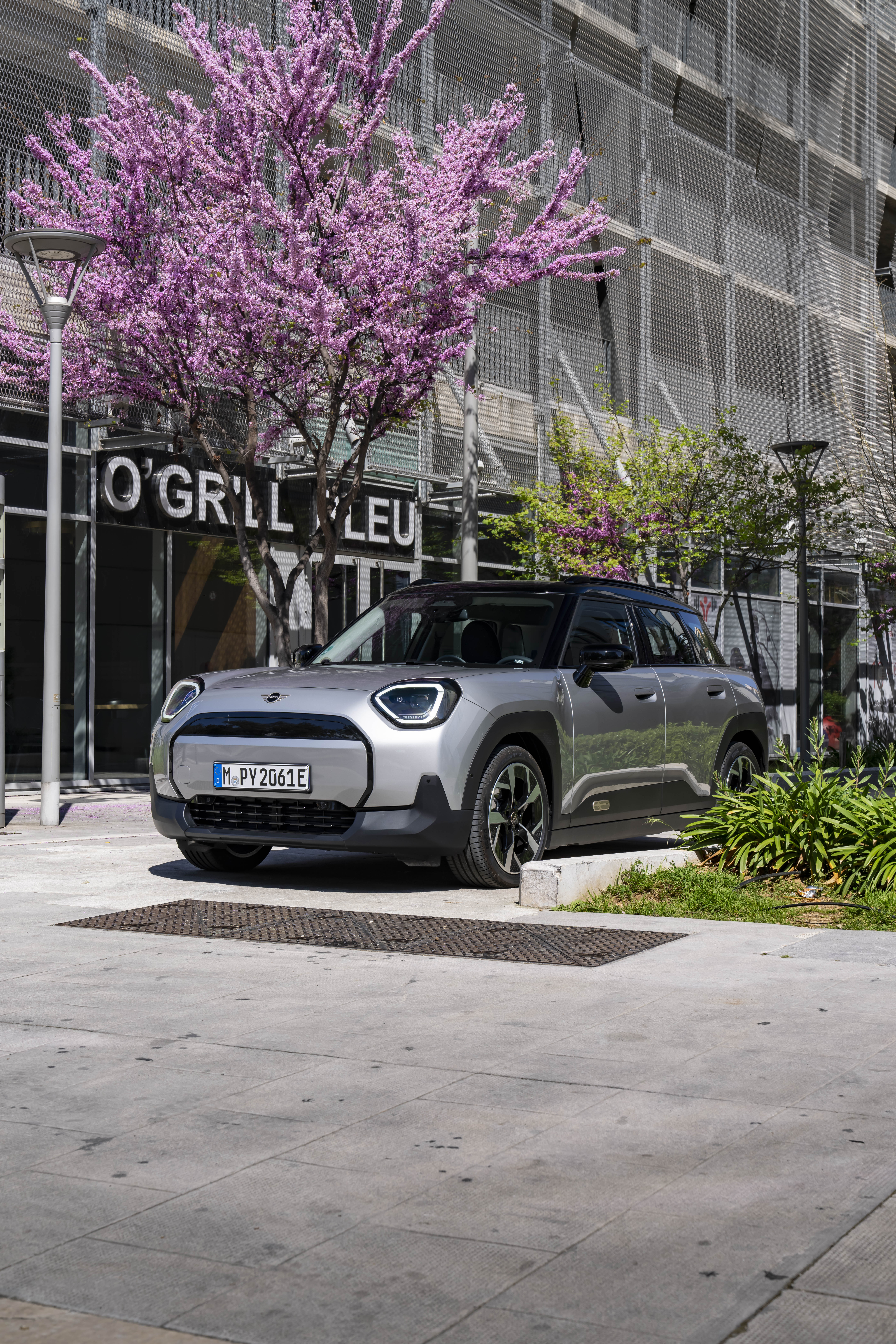 P90596680_highRes_the-mini-aceman-e-06